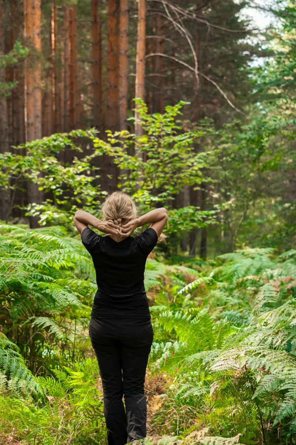 Jeune femme qui se détend dans une forêt