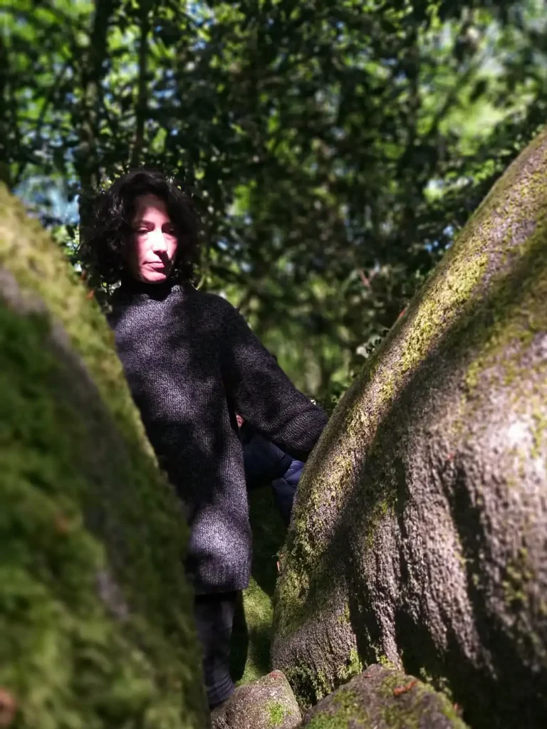 Emma lors d'une séance de Shinrin yoku ou bain de forêt dans la région de Libourne